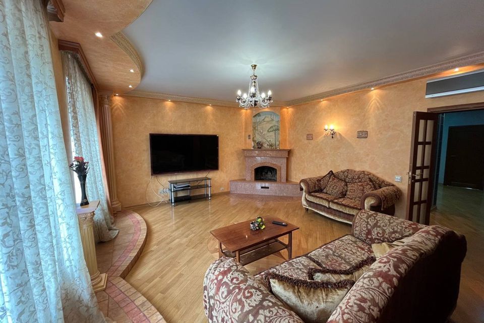 Продаётся 4-комнатная квартира, 165 м²