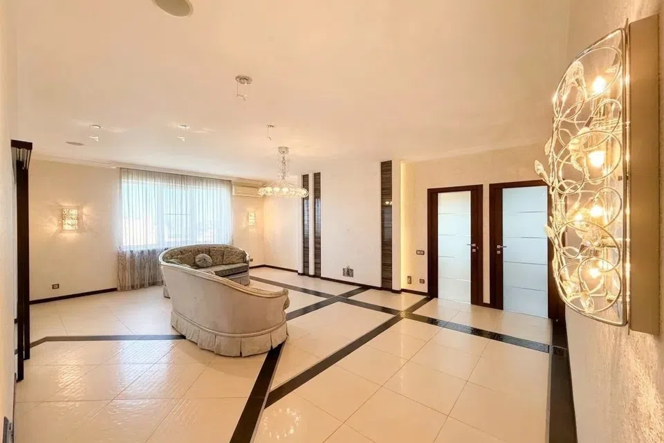 Продаётся 3-комнатная квартира, 145 м²
