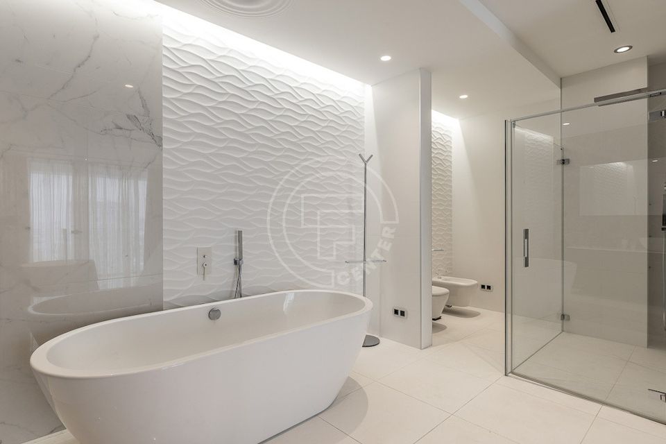 Продаётся 3-комнатная квартира, 179.2 м²