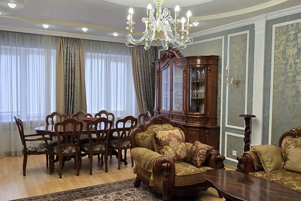 Продаётся 4-комнатная квартира, 212 м²