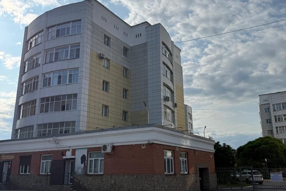 Продаётся 4-комнатная квартира, 168.5 м²