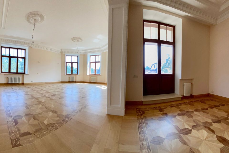 Продаётся 4-комнатная квартира, 220 м²