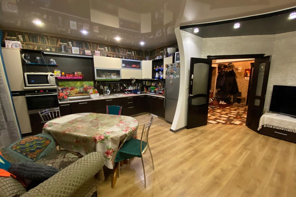 Продаётся 2-комнатная квартира, 63.6 м²