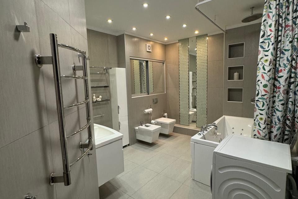 Продаётся 3-комнатная квартира, 136.3 м²