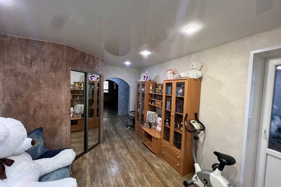 Продаётся 4-комнатная квартира, 98 м²