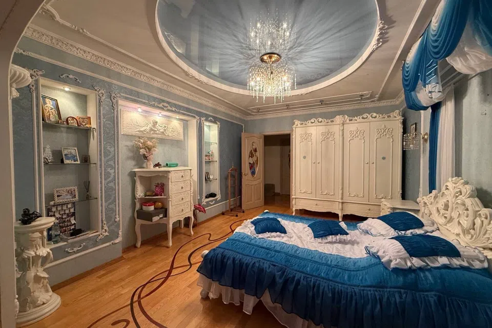 Продаётся 4-комнатная квартира, 132 м²