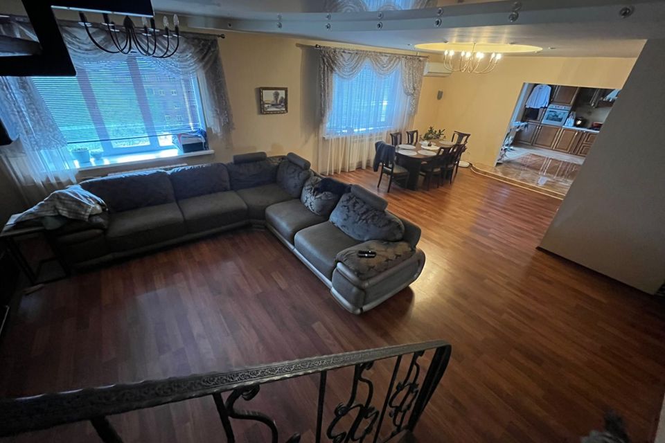 Продаётся 4-комнатная квартира, 200.7 м²