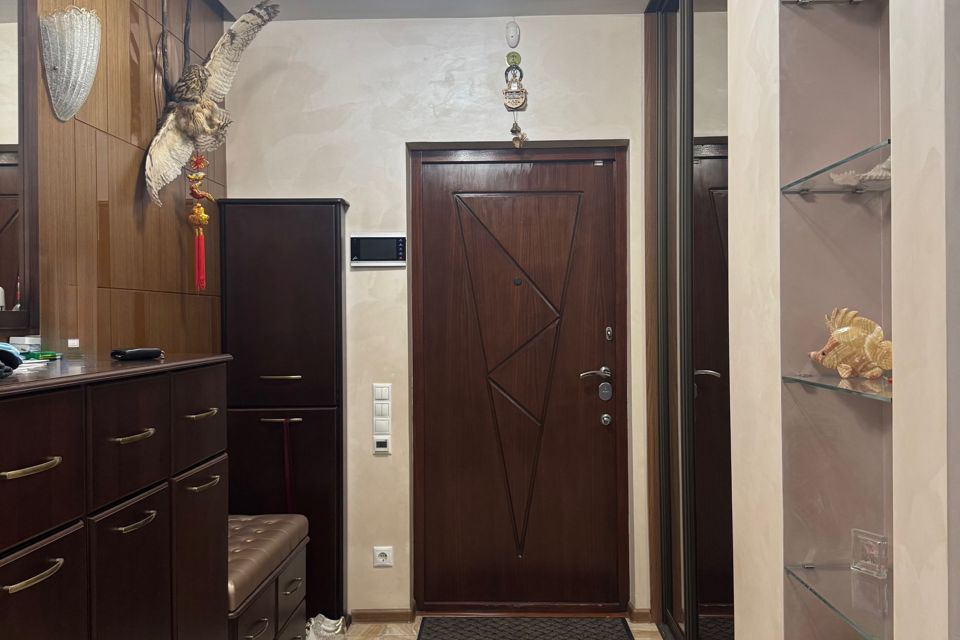 Продаётся 4-комнатная квартира, 214.6 м²