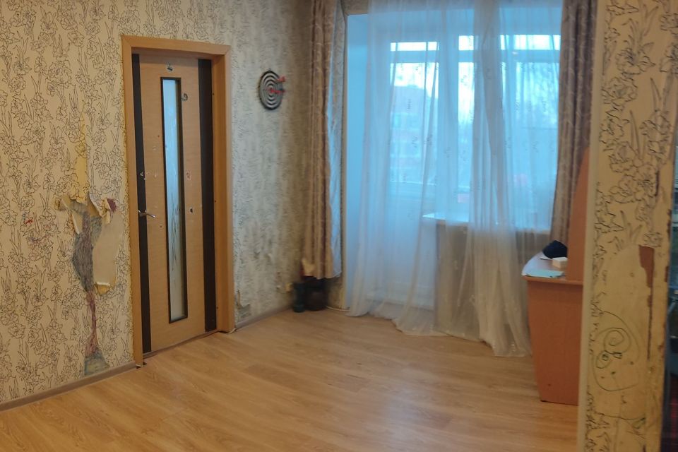 Оливковый мрамор и коллекция современного искусства: красивая квартира для семьи в Москве