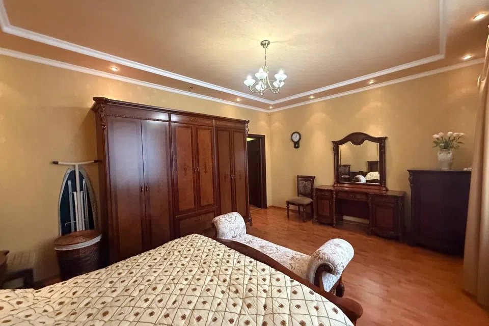 Продаётся 3-комнатная квартира, 135 м²