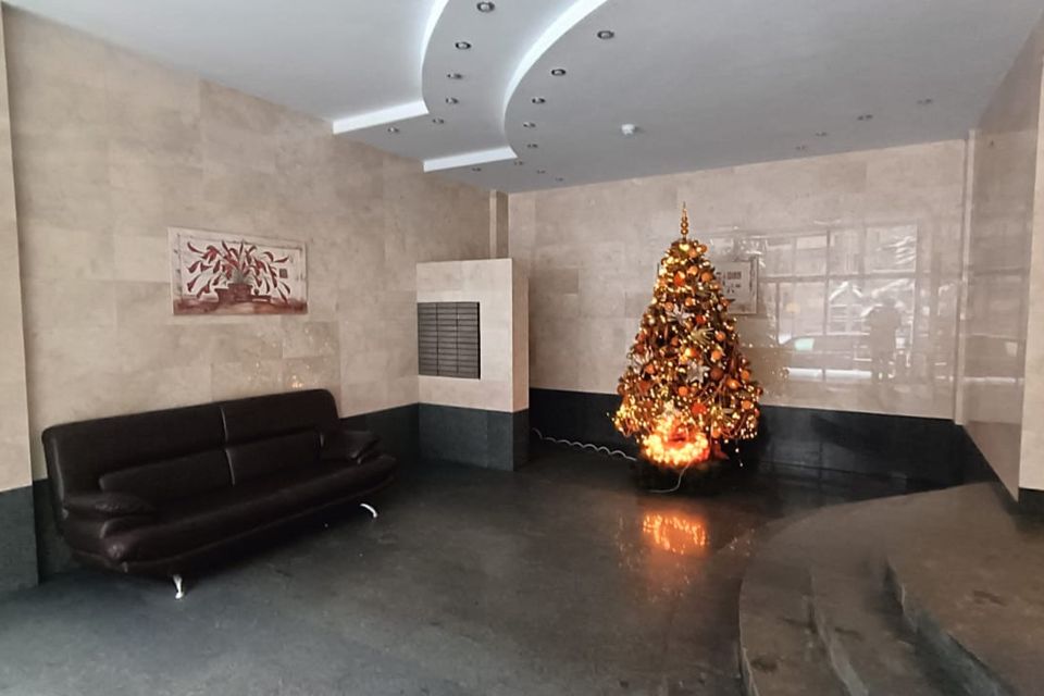Продаётся 4-комнатная квартира, 206.8 м²