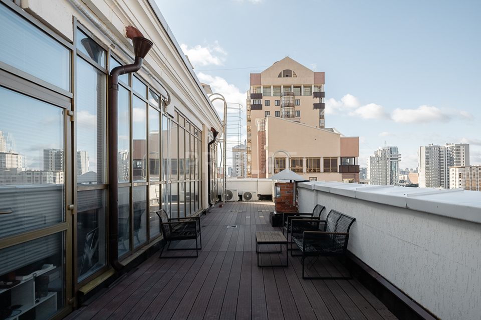 Продаётся 4-комнатная квартира, 267.9 м²