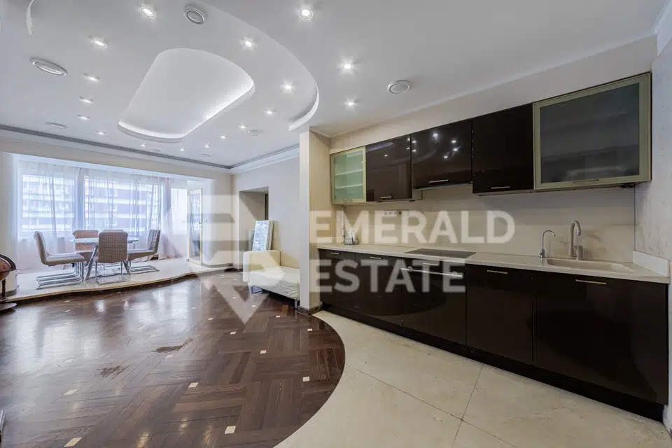 Продаётся 3-комнатная квартира, 166.8 м²