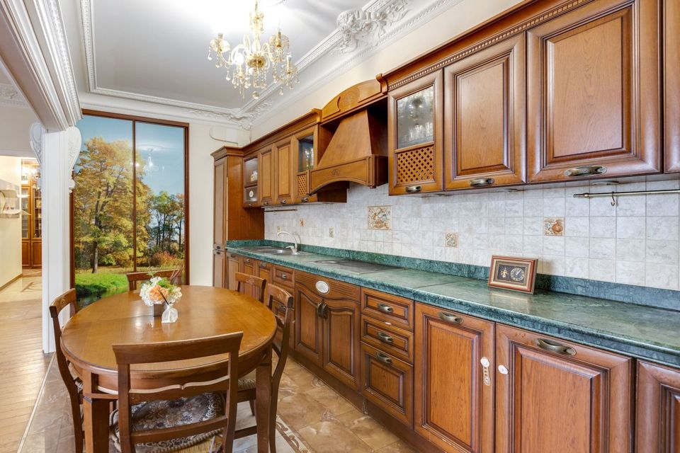 Продаётся 4-комнатная квартира, 144 м²