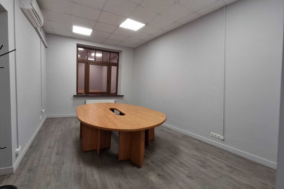 Продаётся 4-комнатная квартира, 260 м²