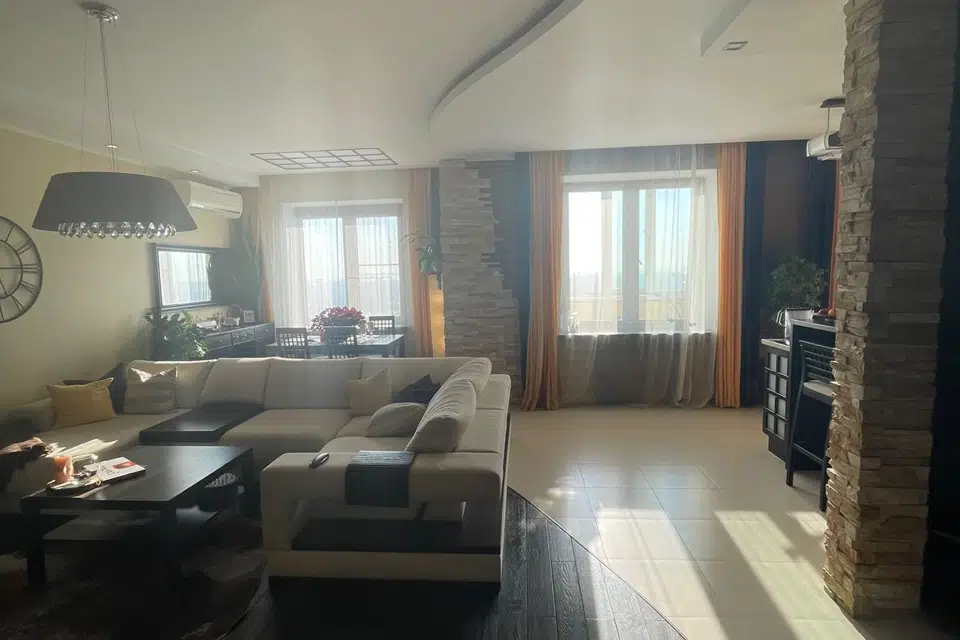 Продаётся 3-комнатная квартира, 184 м²