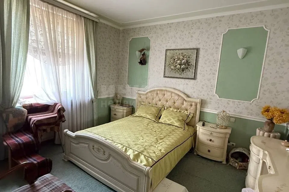 Продаётся 3-комнатная квартира, 196 м²