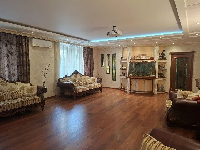 Продаётся 5-комнатная квартира, 197 м²