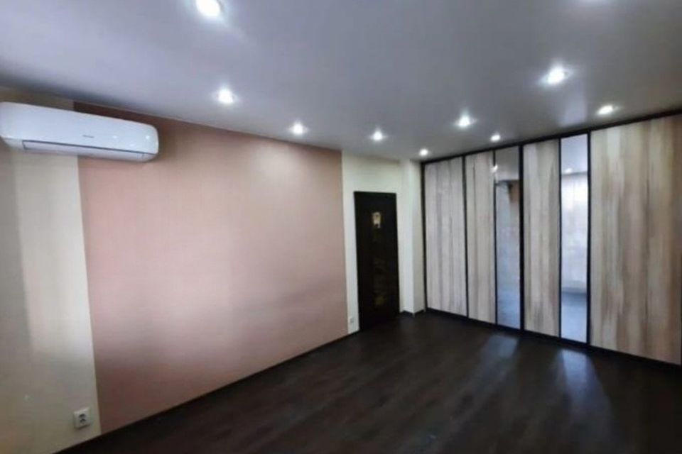 Продаётся 1-комнатная квартира, 42 м²