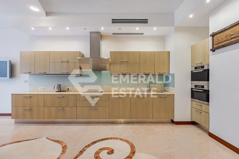 Продаётся 5-комнатная квартира, 245 м²
