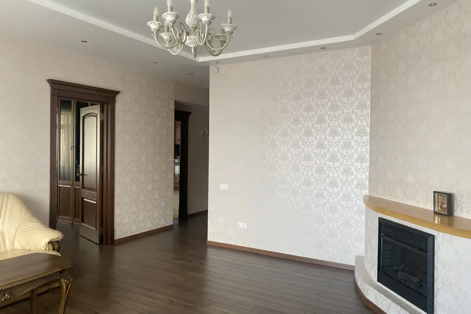 Продаётся 4-комнатная квартира, 165.9 м²