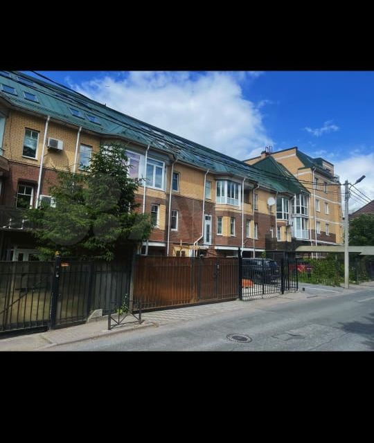 Продаётся 4-комнатная квартира, 142 м²