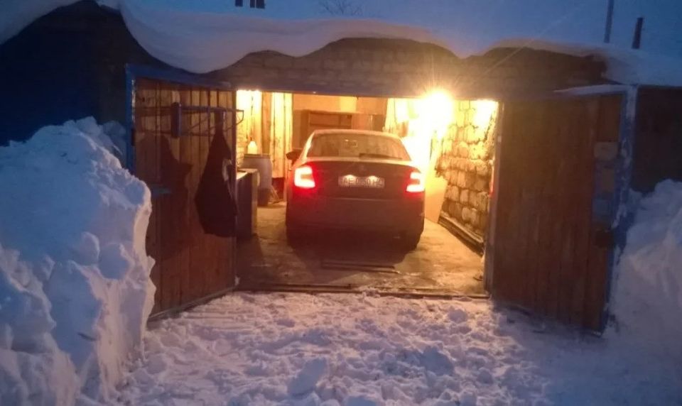 Гаражи снег. Теплые ворота для гаража. Как подготовить гараж к зиме. Временный гараж зимний. Как подготовить гараж к зиме.