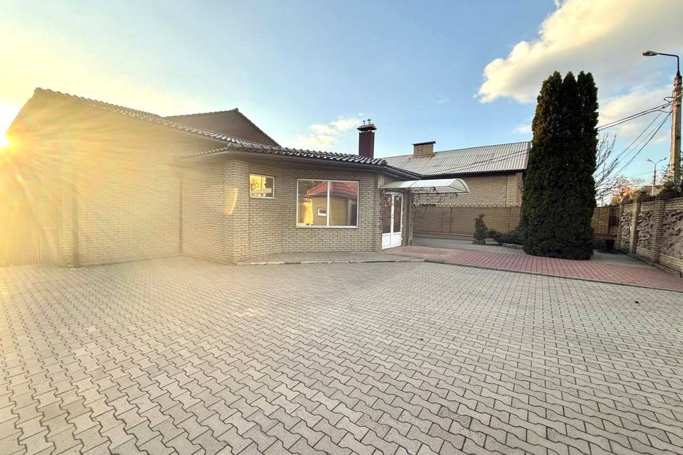 Продаётся 2-этажный дом, 881 м²