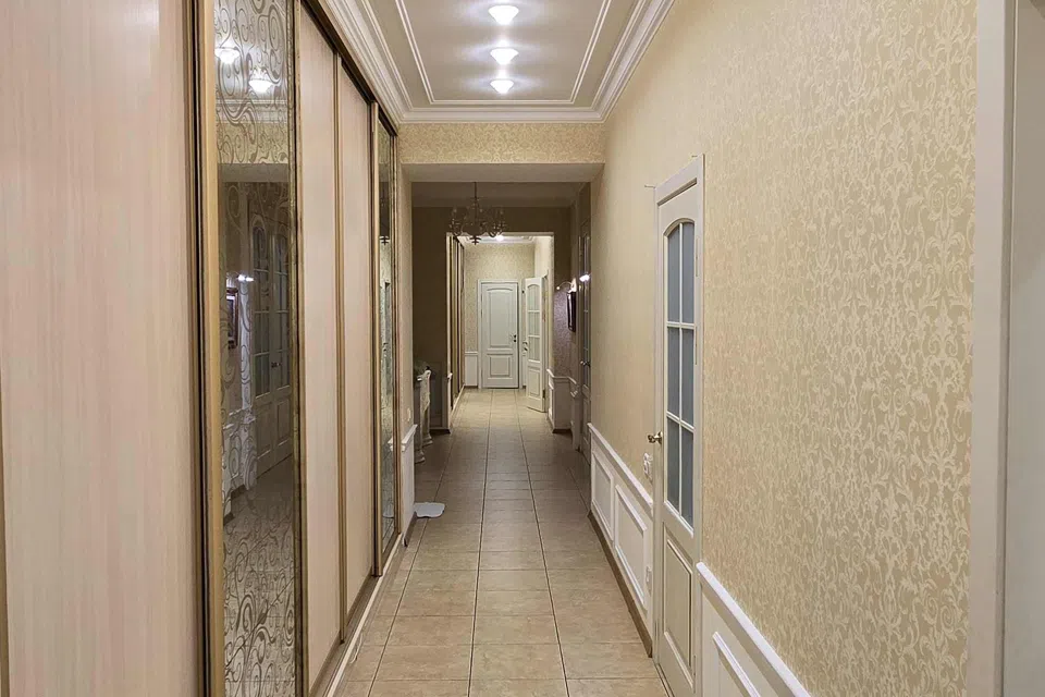 Продаётся 4-комнатная квартира, 212 м²
