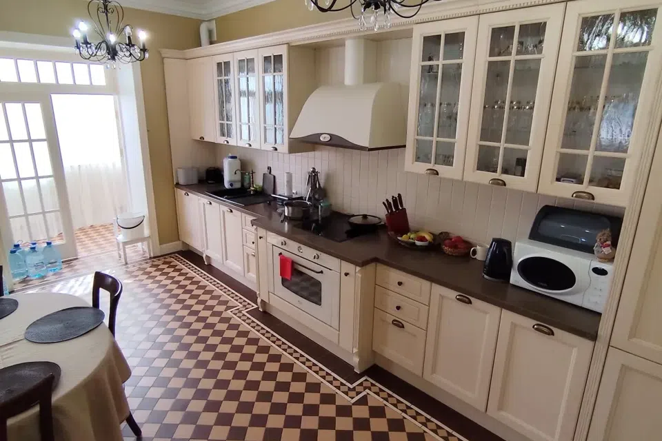 Продаётся 3-комнатная квартира, 162 м²