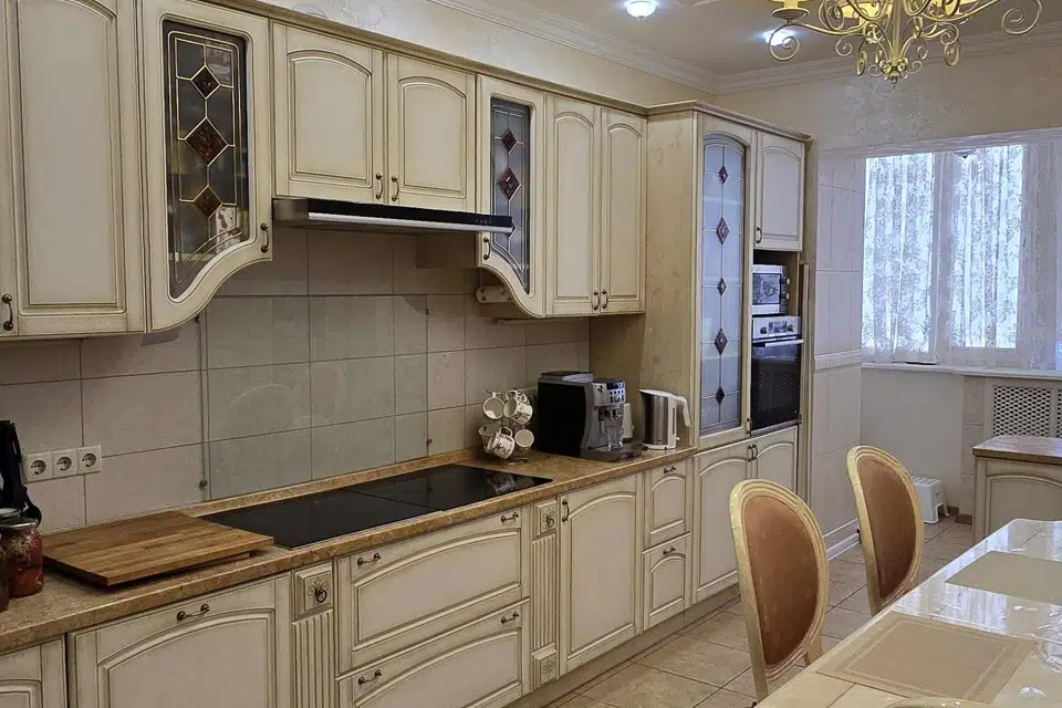 Продаётся 4-комнатная квартира, 212 м²