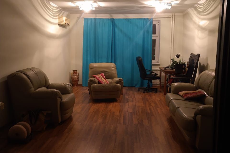 Продаётся 3-комнатная квартира, 135 м²