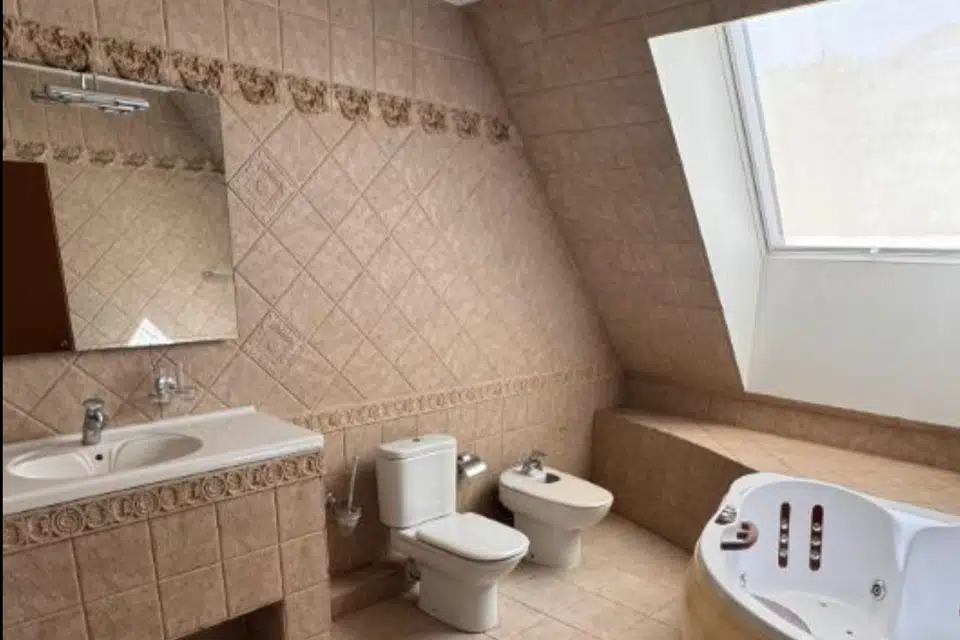 Продаётся 4-комнатная квартира, 169.7 м²