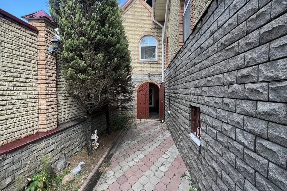 Продаётся 2-этажный дом, 330 м²