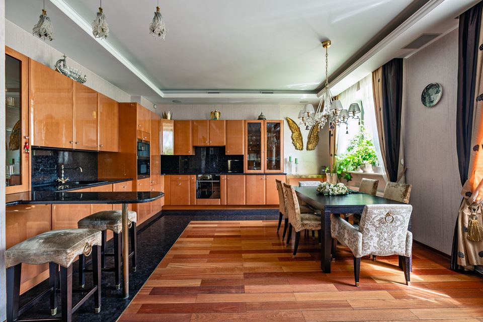 Продаётся 4-комнатная квартира, 137.7 м²