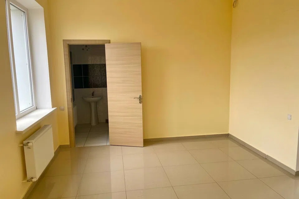 Сдаётся торговое помещение, 200 м²