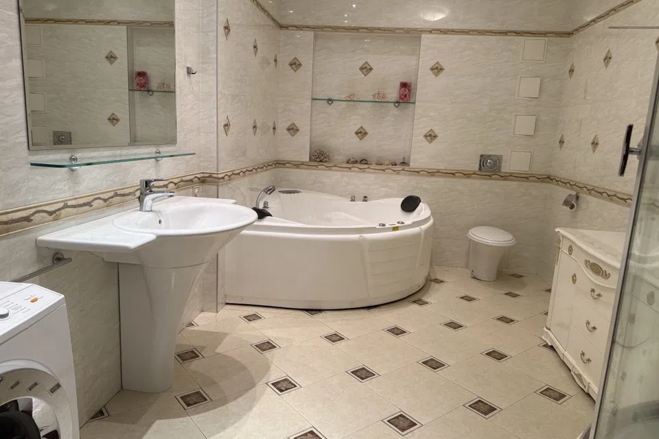Продаётся 3-комнатная квартира, 130 м²