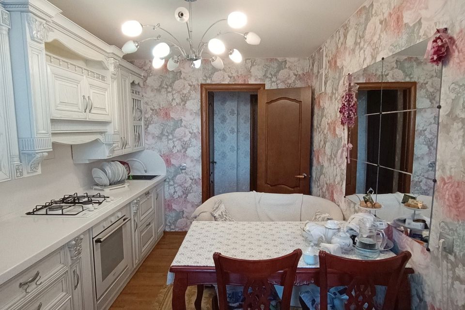 Продаётся 3-комнатная квартира, 105.6 м²