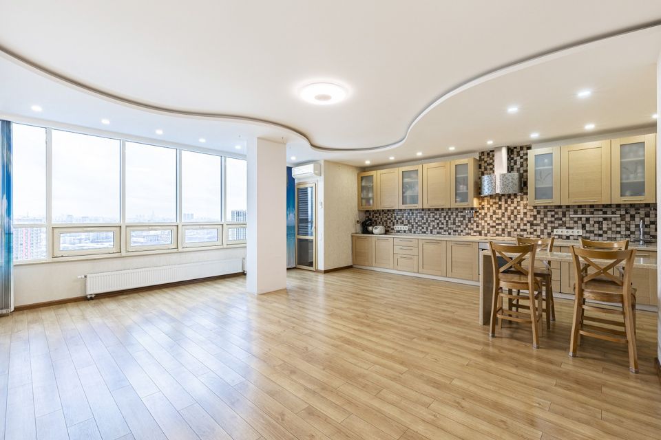 Продаётся 4-комнатная квартира, 130 м²
