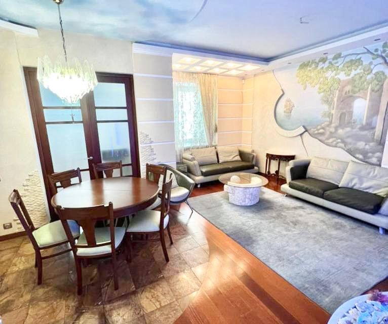 Продаётся 4-комнатная квартира, 152.5 м²
