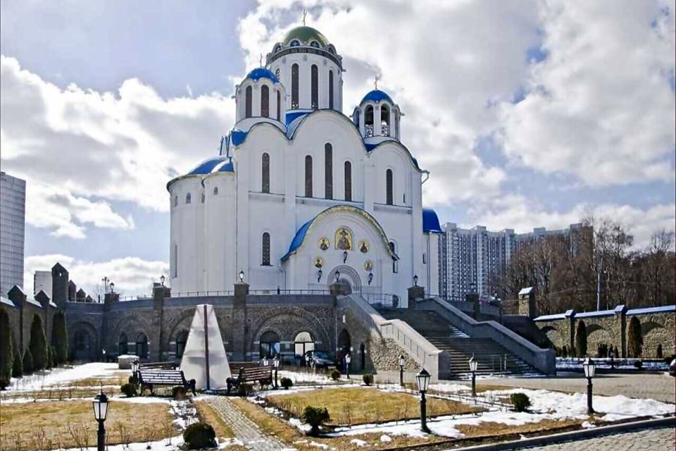 Погода в ясенево сегодня по часам. Храм Покрова Пресвятой Богородицы в Ясеневе. Храм на Айвазовского в Ясенево. Церковь метро Ясенево.