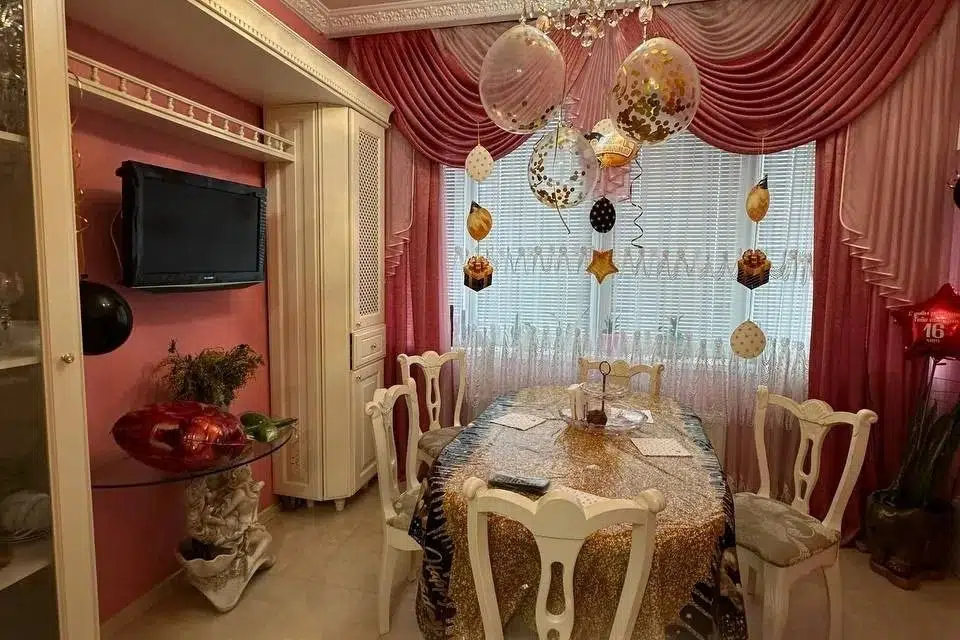 Продаётся 4-комнатная квартира, 132.5 м²