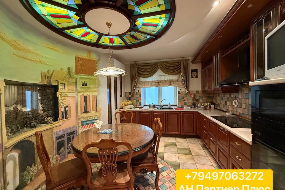 Продаётся 5-комнатная квартира, 200 м²