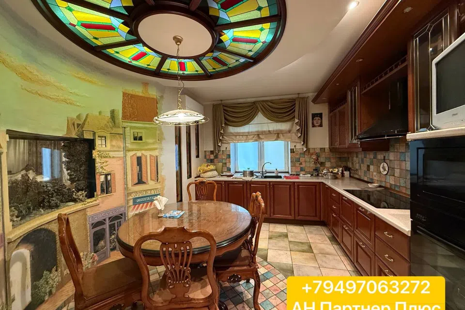 Продаётся 5-комнатная квартира, 200 м²