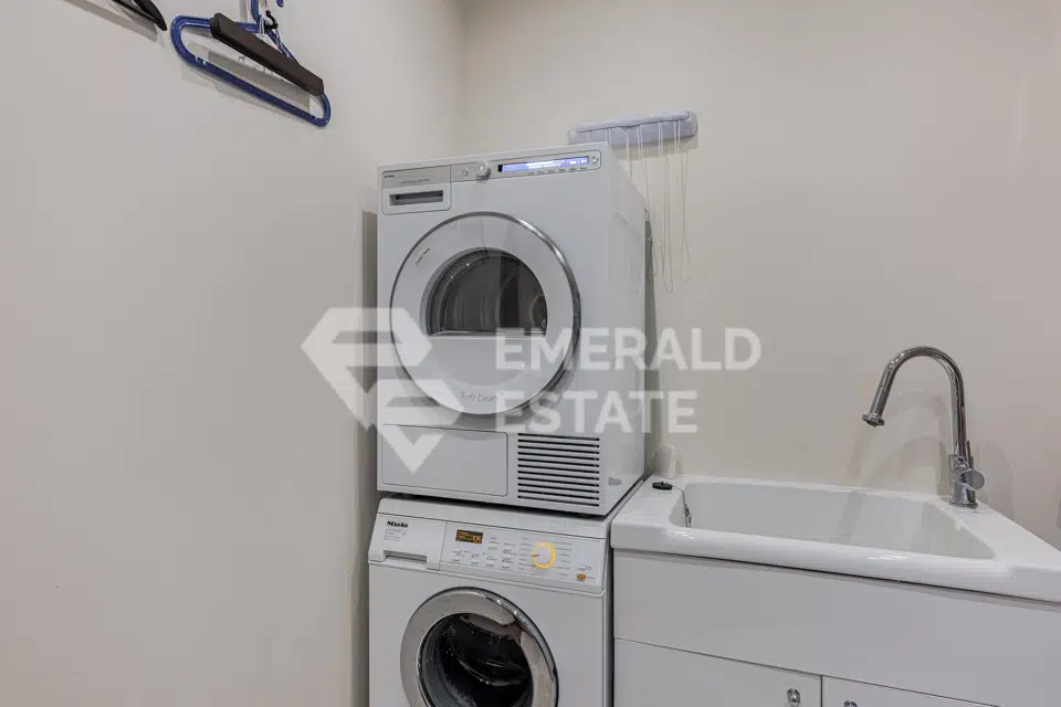 Продаётся 5-комнатная квартира, 245 м²