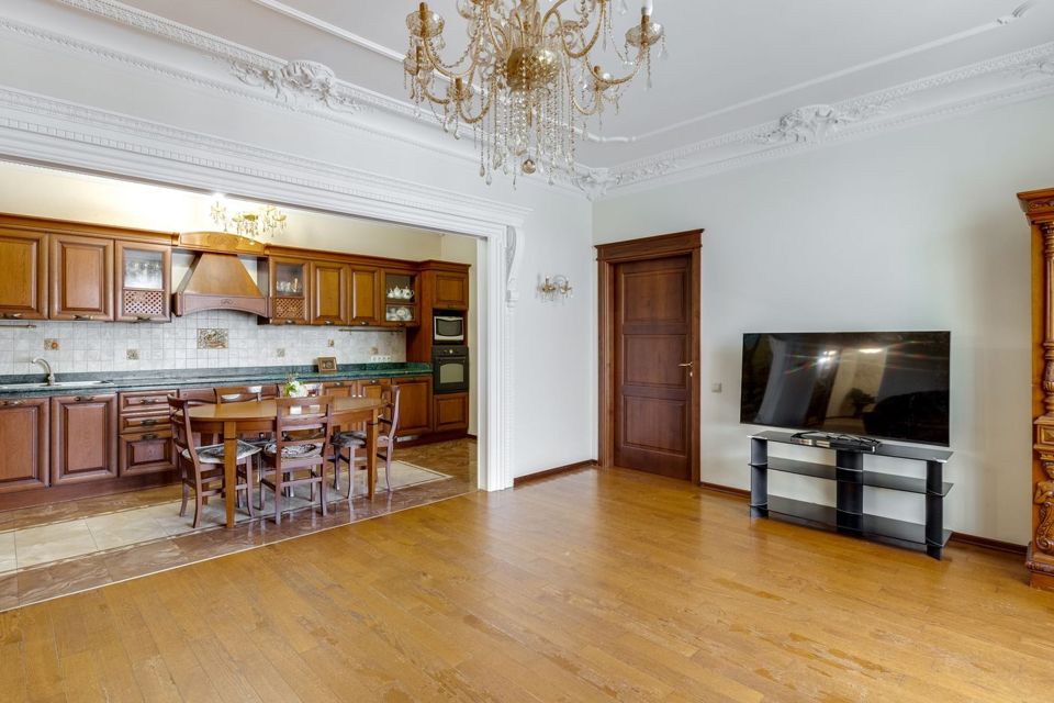 Продаётся 4-комнатная квартира, 144 м²