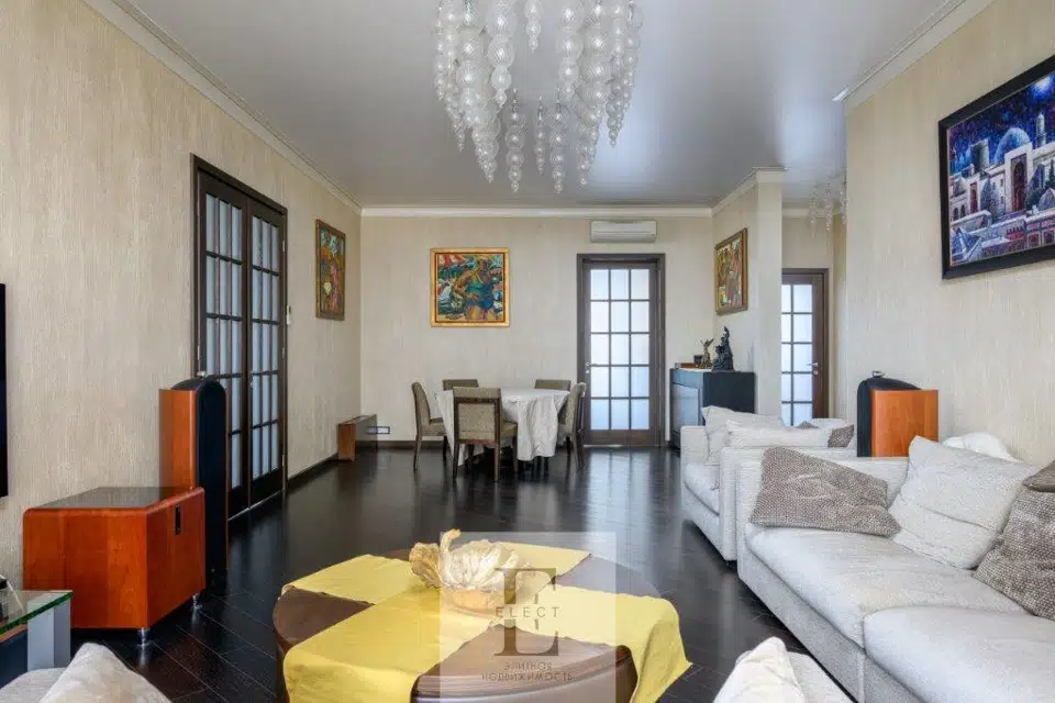 Продаётся 4-комнатная квартира, 154.7 м²
