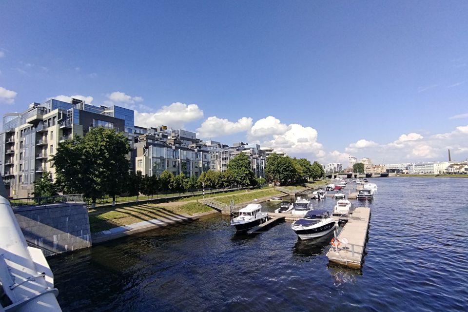 Продаётся 3-комнатная квартира, 142.3 м²