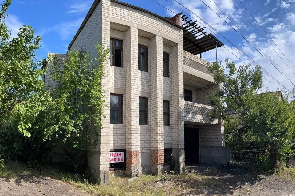 Продаётся 3-этажный дом, 250 м²