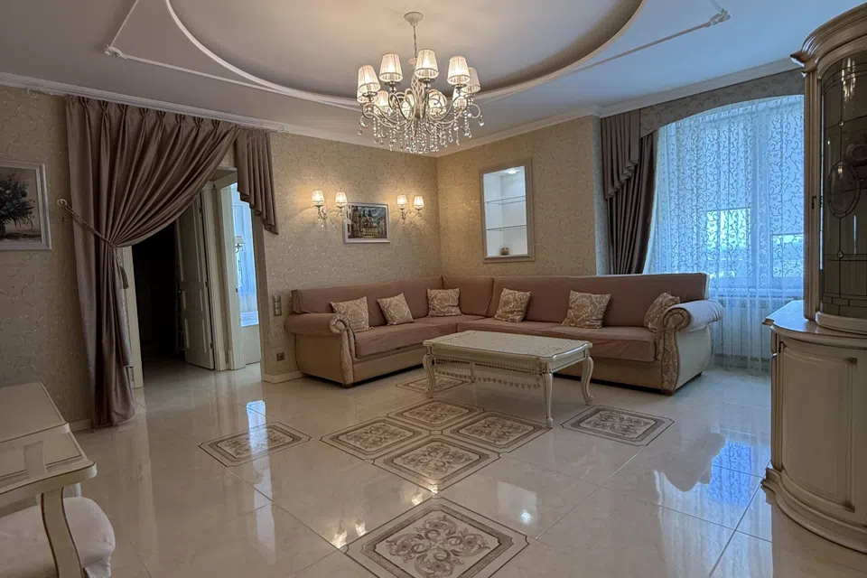 Продаётся 3-комнатная квартира, 130 м²
